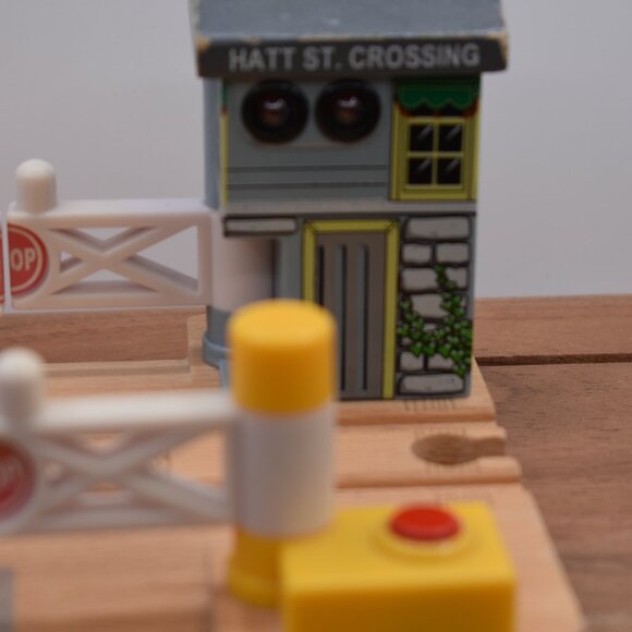 Hatt St. Crossing Works VGUC Learning Curve Lights Thomas Train Wooden Railway - Picture 3 of 10